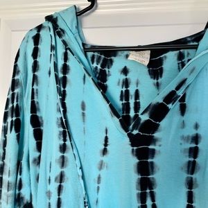 The Balance Collection blue/black tie-dye top, size L